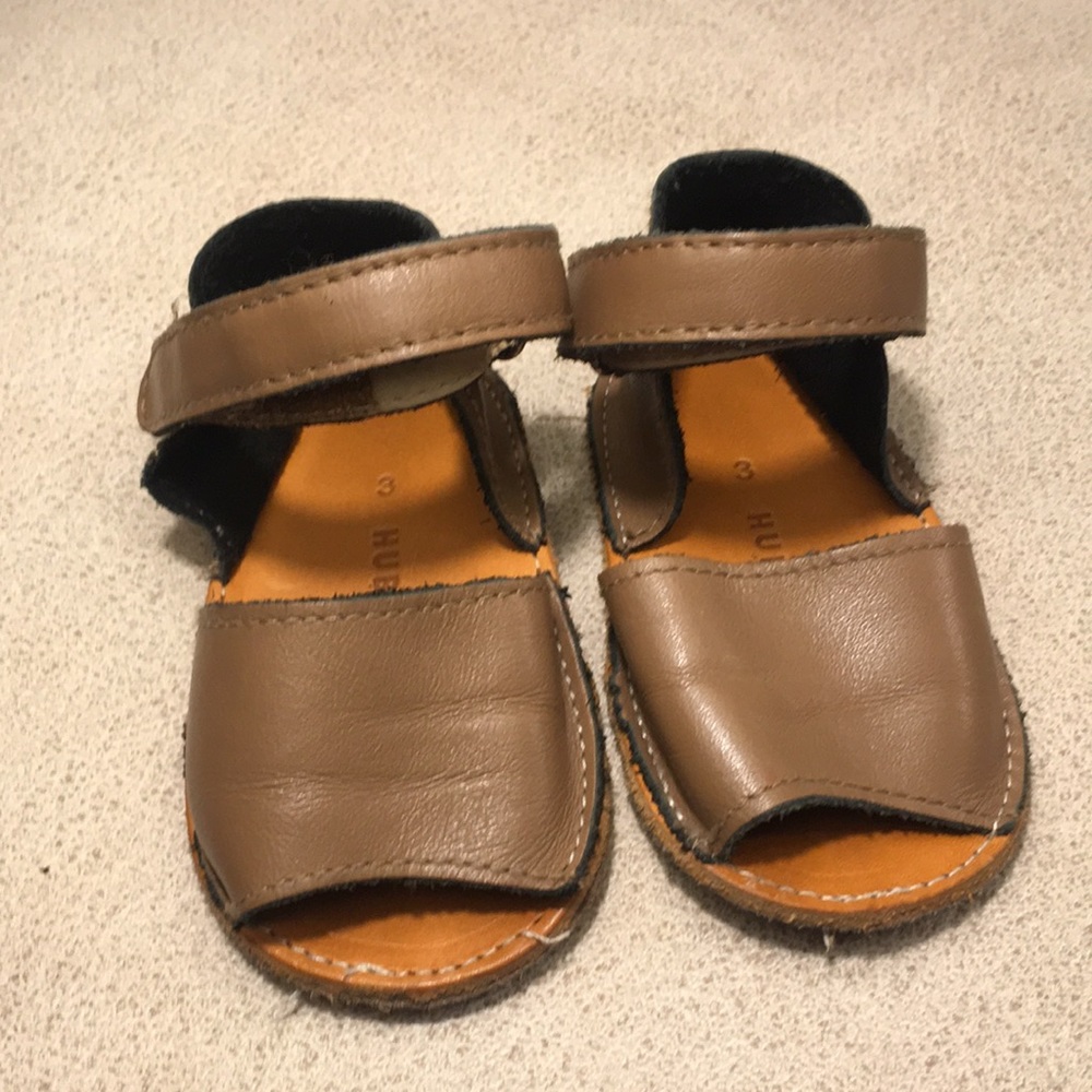Adorable leather Hubble + Duke baby sandals
